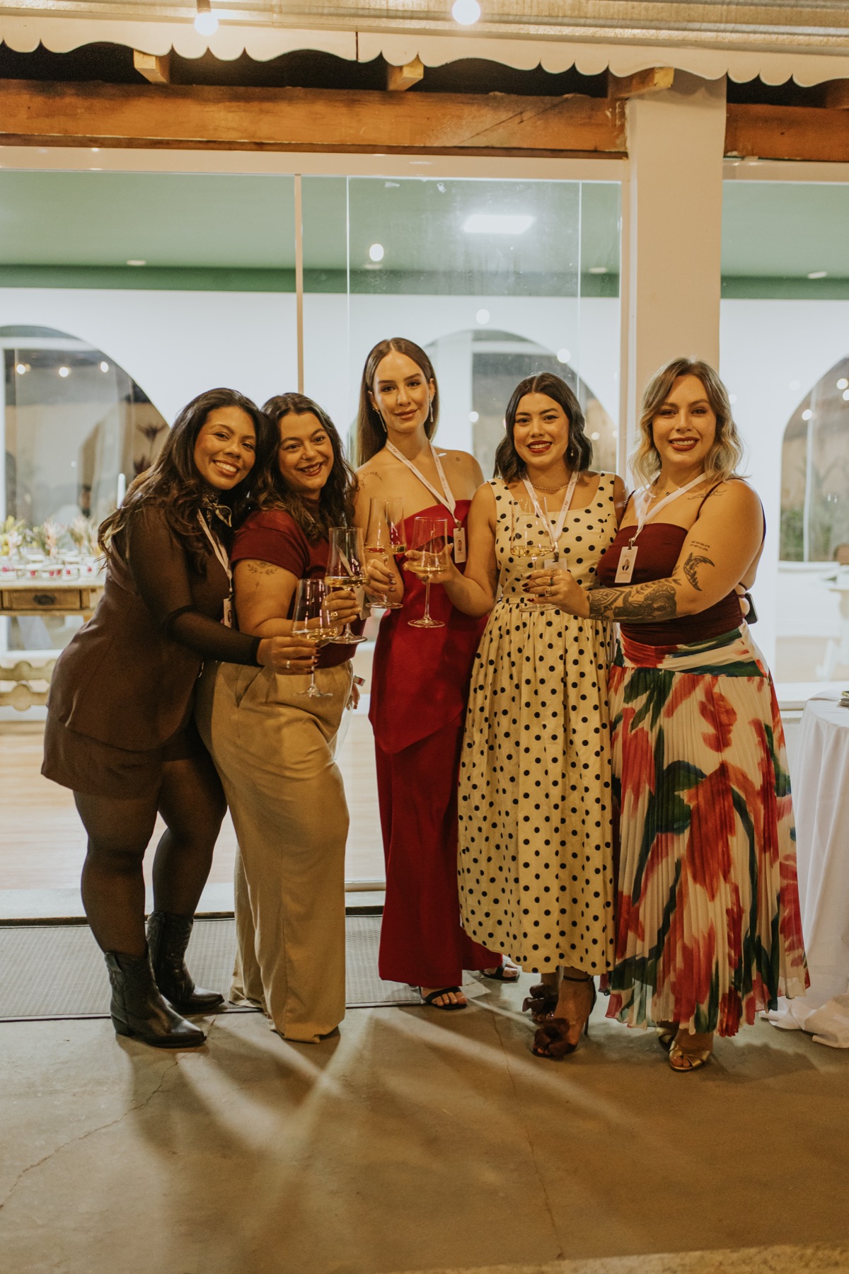 Convidadas brindando durante o SOMMELIART