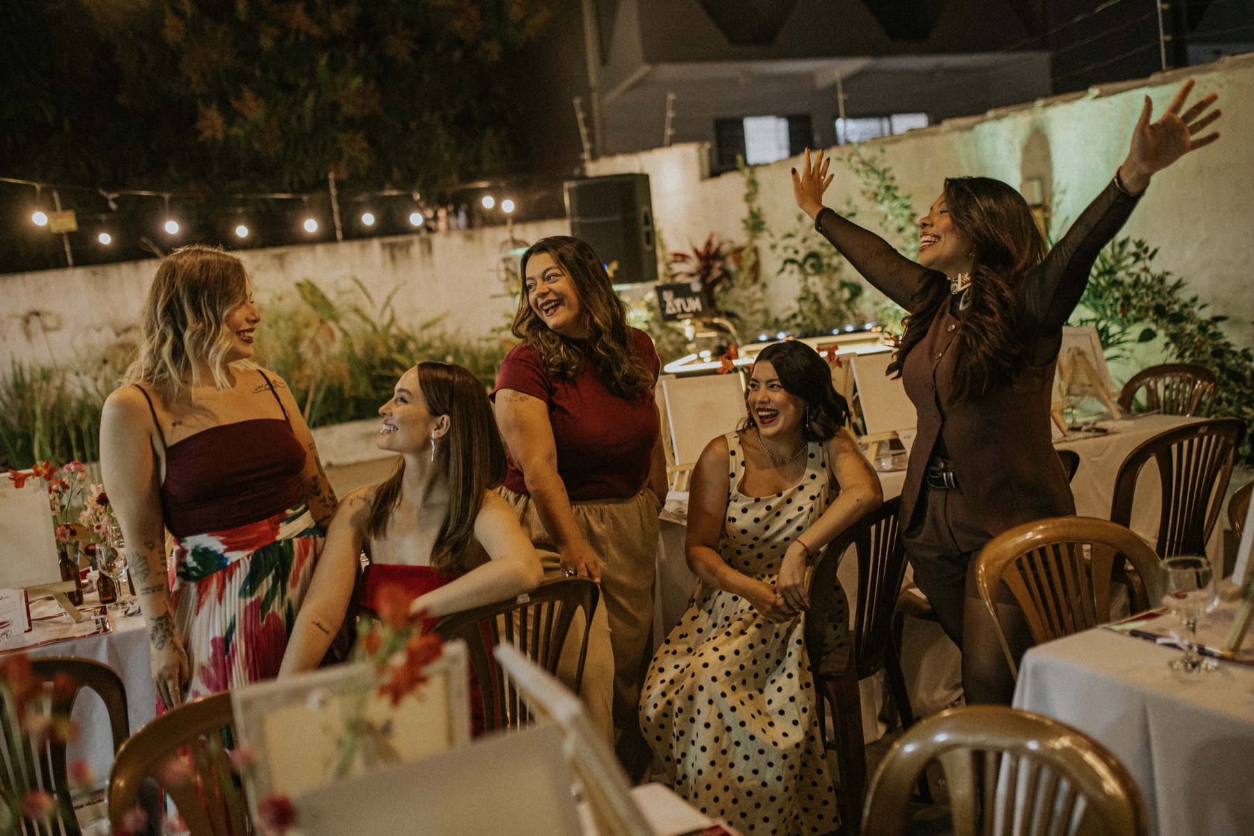 Convidadas brindando durante o SOMMELIART
